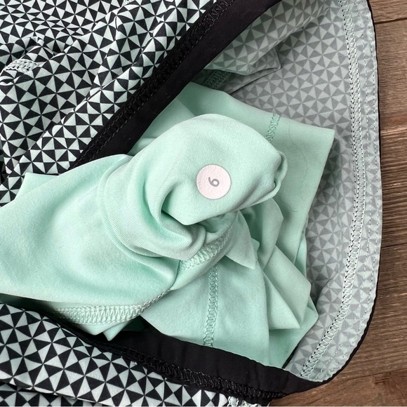 Lululemon In A Flash Short - Picture 10 of 10